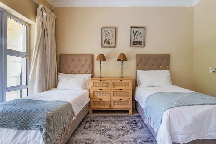 To Let 4 Bedroom Property for Rent in Hout Bay Western Cape